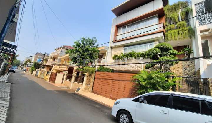 Rumah 3.5 Lantai Semi Furnish Strategis Design Istimewa Rumah 3.5 Lantai Semi Furnish Strategis Design Istimewa