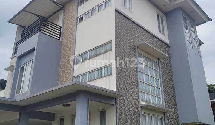 Strategic 3-Story Independent Building House Ready for Negotiation. Strategic 3-Story Independent Building House Ready for Negotiation.