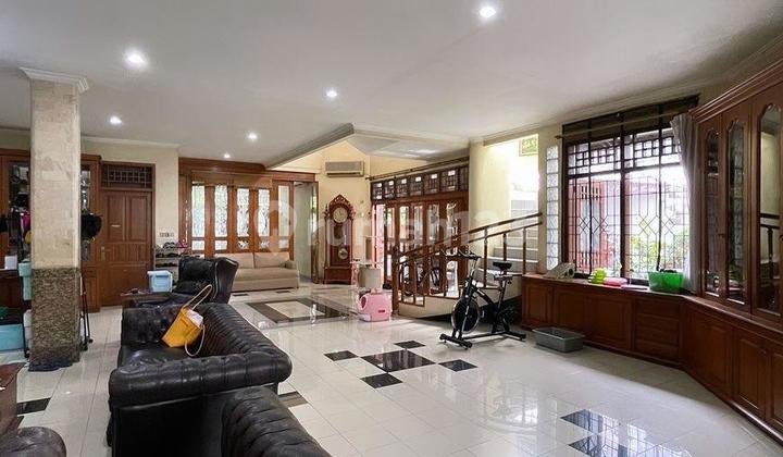 Rumah Mewah 2 Lantai Strategis Siap Huni