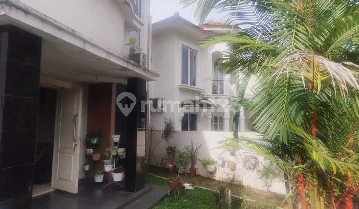 Rumah Hook Taman Boulevard Strategis Bangunan Mandiri