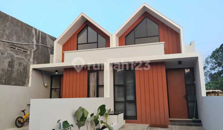 Minimalist House. 800M from Station. Jombang Market. Minimalist House. 800M from Station. Jombang Market.