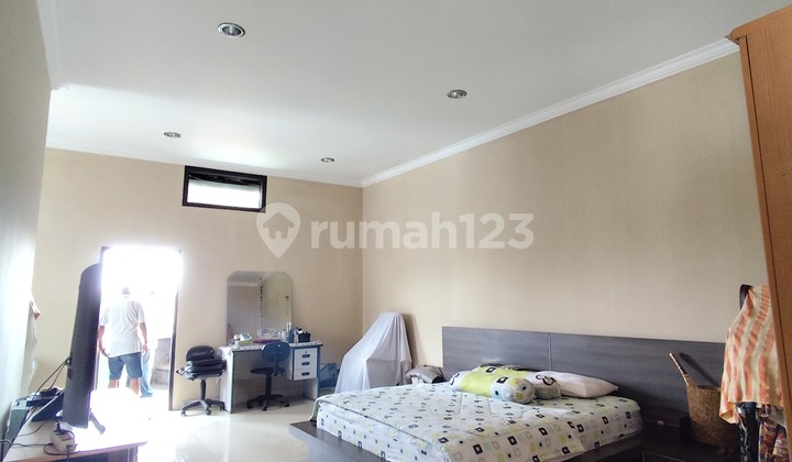 Rumah Siap Huni Tanah Luas Lokasi Strategis di Setiabudi Regency.