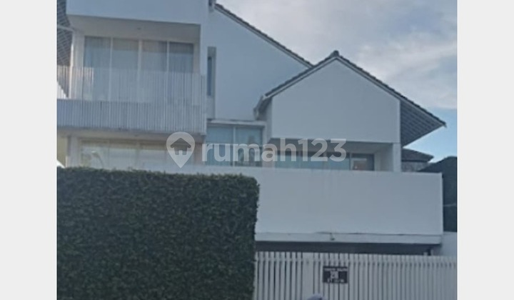 Modern Tropical House on Jalan Cigadung Raya, Sayap Dago. Modern Tropical House on Jalan Cigadung Raya, Sayap Dago.