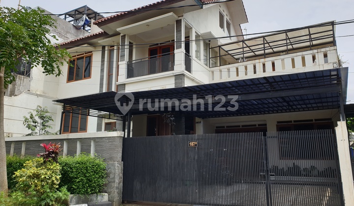Rare, 2-Story House, Move-In Ready, Semi-Furnished, Strategically Located in Sayap Setiabudi, Setiabudi Regency. Rare, 2-Story House, Move-In Ready, Semi-Furnished, Strategically Located in Sayap Setiabudi, Setiabudi Regency.