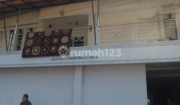 Rumah dengan Garasi 4 Mobil Lokasi Strategis Jln Hasan Saputra.