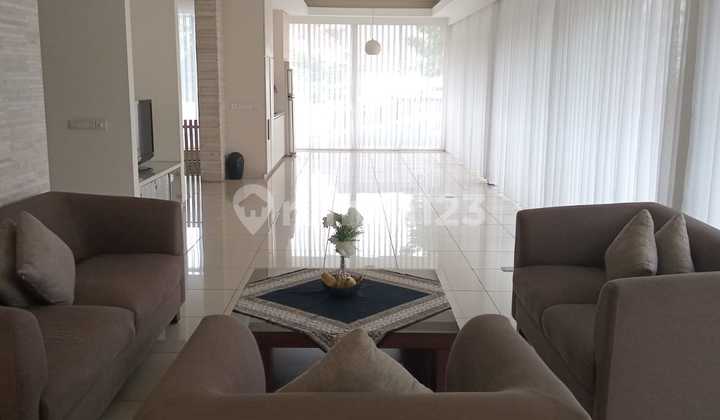 Rumah Modern Tropis di Jalan Cigadung Raya, Sayap Dago. 2