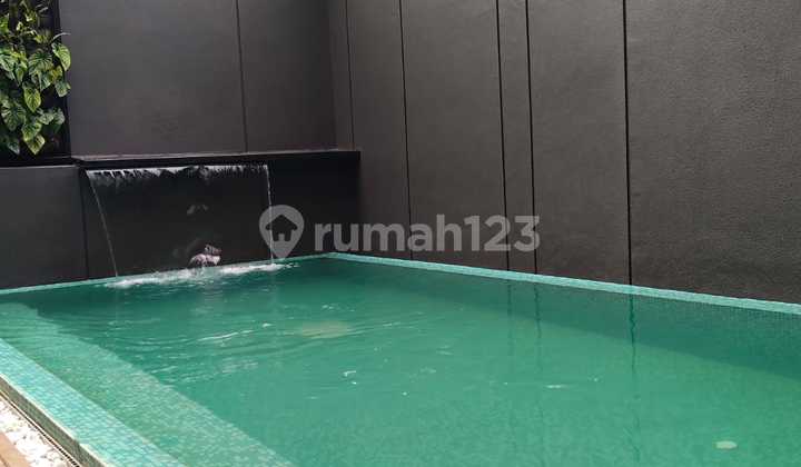 Super Premium ! Ada Kolam Renang Pribadi , Rumah di Lippo Village Karawaci 2