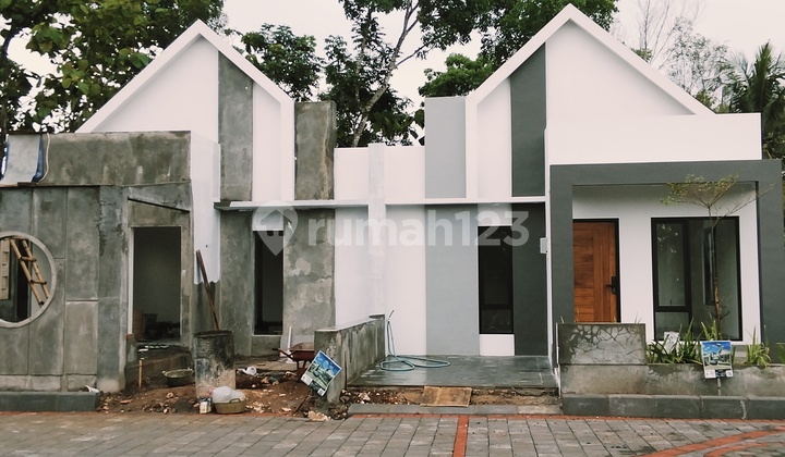 Modern Residence in the Heart of Wonosari City with a Smart Home Concept Modern Residence in the Heart of Wonosari City with a Smart Home Concept