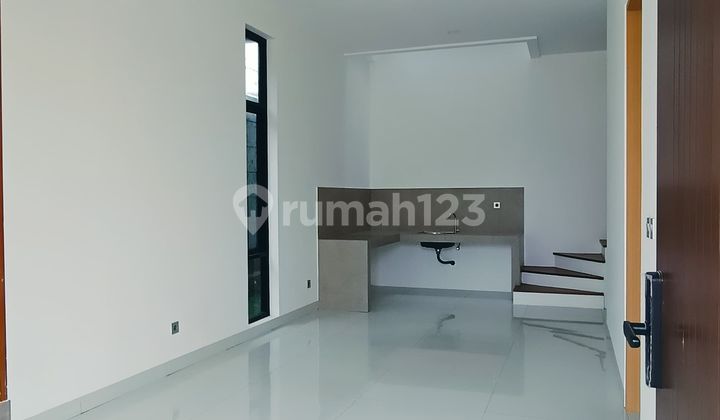 Rumah 4 Lantai, 2 Menit ke Tol, di Meruya, Jakarta Barat Rumah 4 Lantai, 2 Menit ke Tol, di Meruya, Jakarta Barat