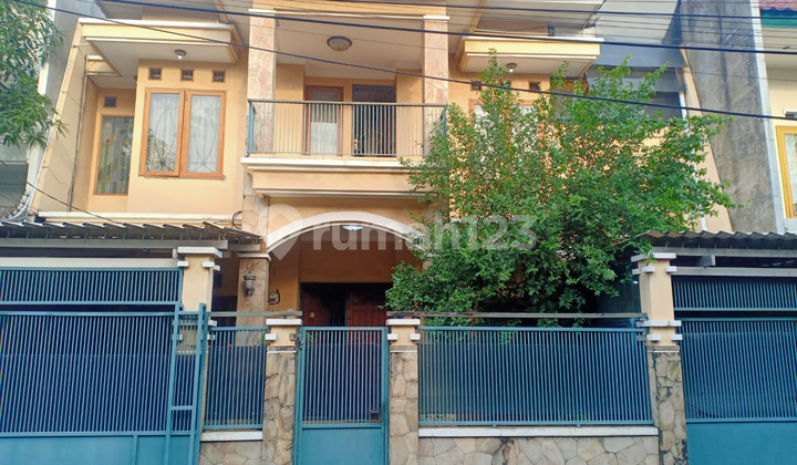 [Dijual] Rumah 3 Lantai Siap Huni Daerah Jakarta Barat Lokasi Strategis