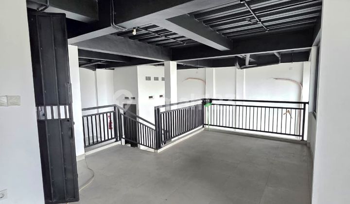 10m Wide 2-Story Shop House in Seminyak, Tangkuban Perahu Mountain.