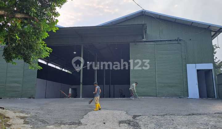 Warehouse for Rent, Prime Location on Main Road.