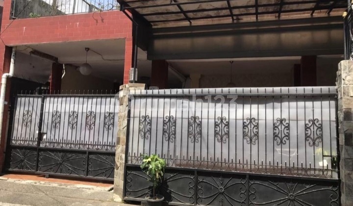 Dijual Hunian Bagus Pinggir Jalan Akses 2 Mobil Condet Shm