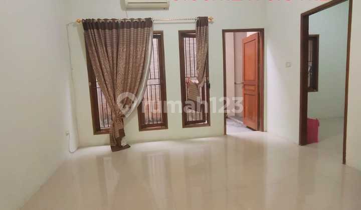 Disewakan Rumah Bagus 2Lantai Akses Pinggir Jalan 2 Mbl Condet 2