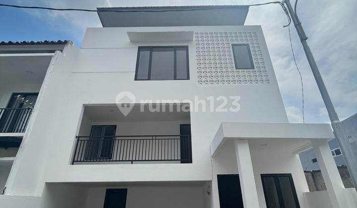 Dijual Rumah Baru 2,5lantai Dlm Cluster Akses Jalan 2 Mbl Kalisari Cijantung Jaktim