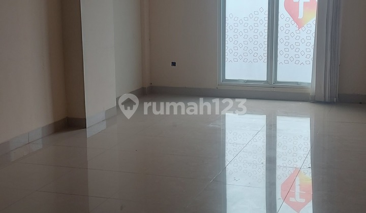 Cheap for Rent 2 1/2 Story Shop House in Kelapa Dua Area 2