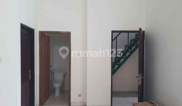 Rumah Rapi ******** Dekat Mall Living World ******** 2