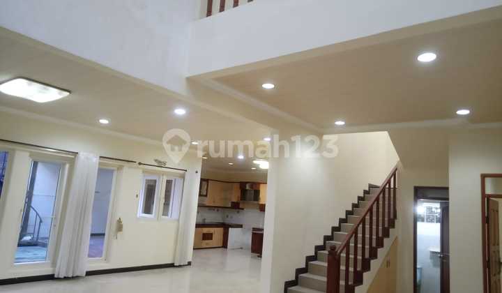 Rumah ******** Furnished Renov Siap Huni ********
