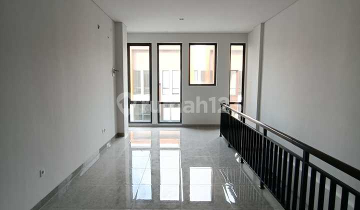 Campton 3-Story Shophouse Next to Atmaja University Campton 3-Story Shophouse Next to Atmaja University