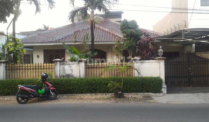 Old House for Sale in a Strategic Location, Kebayoran Baru, South Jakarta.
