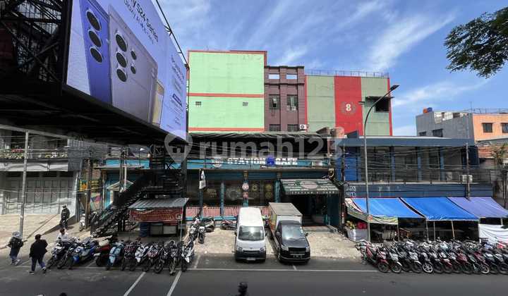 Restaurant And Cafe In Front Of Parisj Van Java Mall 2