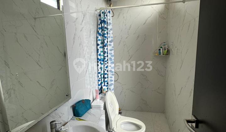 Bebas Banjir, Rumah, 2 Lantai, Lavon, Semi Furnished