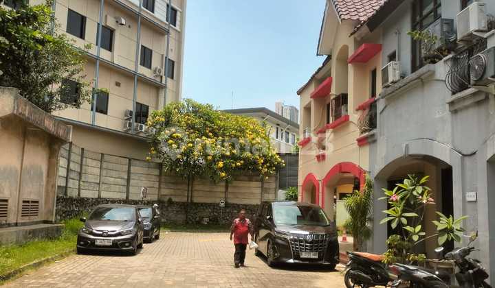 Guaranteed Investment! Quick Sale of a 3-Story Shop House in the Heart of Bintaro. Negotiable Price! 2