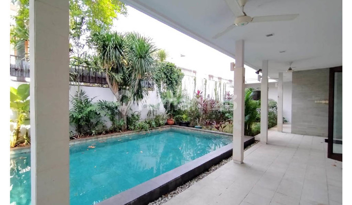 Dijual Rumah 2 Lantai + Private Pool di Kemang 2