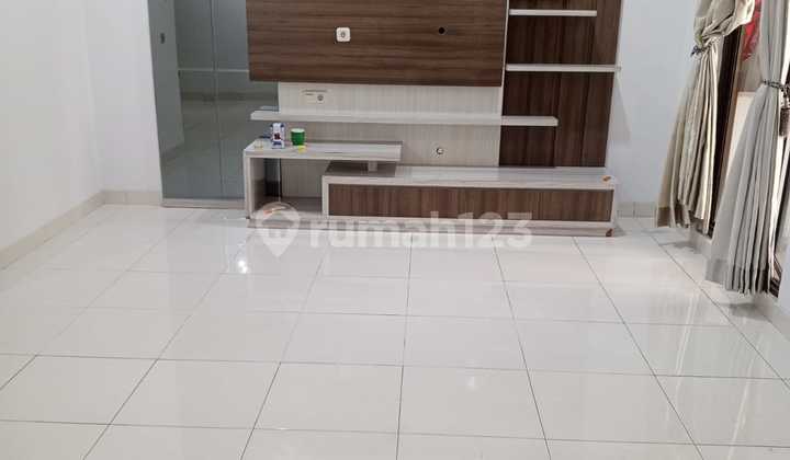 3-STORY HOUSE in GREEN WICH BSD! Already Renovated, Must Sell Fast! 2