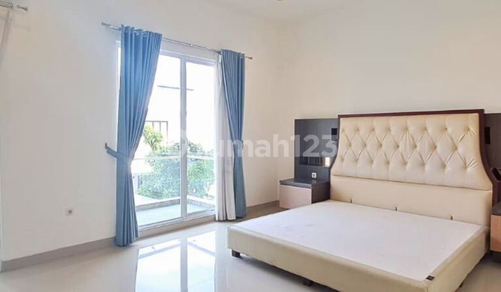 Luxurious 3-Story House! Ready-to-Occupy Home With Walk-in Closet & Complete Facilities, Premium Location Alam Sutera 2