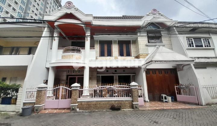 Villa House in the City Center on Jl. Tembakau Deli, Next to Podomoro Mall 1