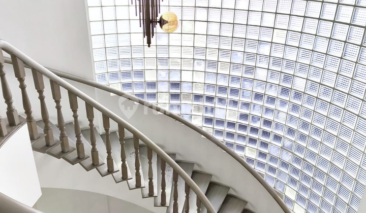 Spacious Livable House in the Heart of Medan City, Price 22 Billion Negotiable. 2