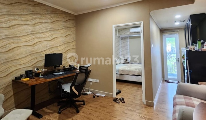 The apartment has direct access to Delipark Podomoro Mall. The apartment has direct access to Delipark Podomoro Mall.