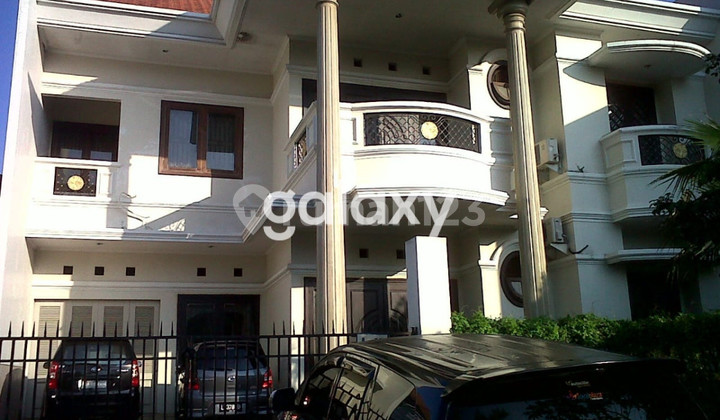 Dijual Rumah Classic Bagus Terawat di Graha Famili Family Surabaya Barat