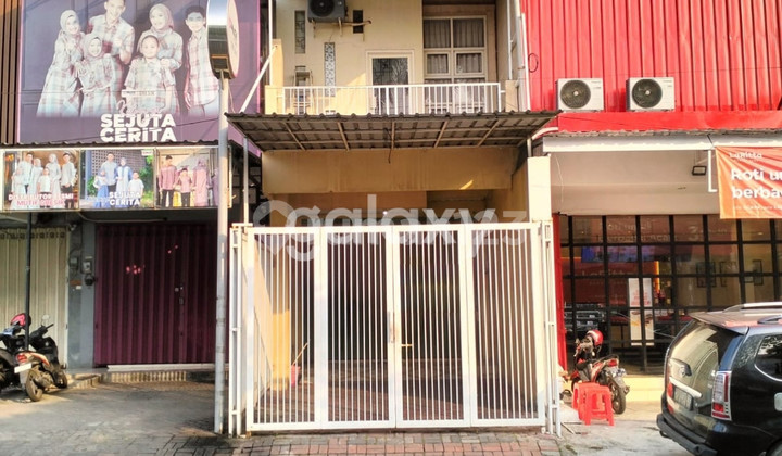 Two-story shop house in GKB Housing, Gresik City, strategic location. Two-story shop house in GKB Housing, Gresik City, strategic location.