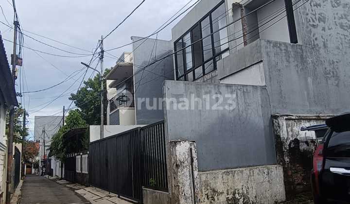 Rumah Cantik di Jl Tebet Barat Dalam Vii Jalan 1 Mobil 2