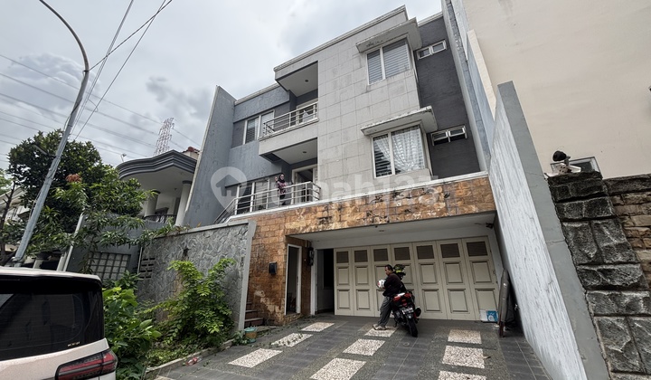 3-story house in Villa Condominium Menara Kelapa Gading