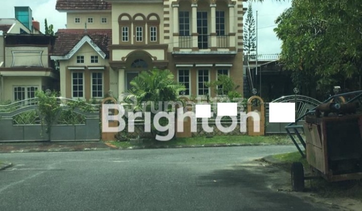 For Sale House Strategic Location