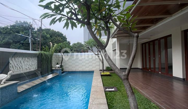 Rumah di Cipete dengan Taman dan Kolam Renang Rumah di Cipete dengan Taman dan Kolam Renang
