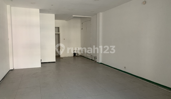 For Rent Strategic 3.5-Story Shophouse on Jl Pangeran Jayakarta Dalam, Central Jakarta