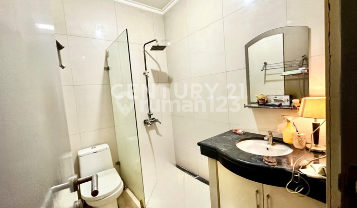 kamar mandi rumah modern minimalis di istana