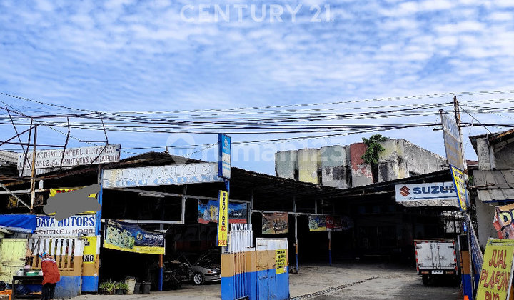 Rumah Sekaligus Bengkel Mobil di Mainroad Soekarno-Hatta