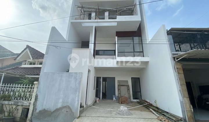 Rumah Baru 3 Lantai Citra 5 Luas 8X16 Siap Huni Rumah Baru 3 Lantai Citra 5 Luas 8X16 Siap Huni