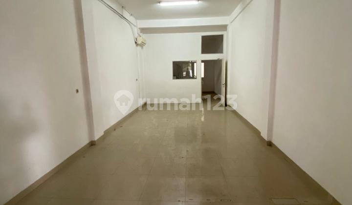 3-Storey Row House in Meruya, 209M2, Strategic Location 2