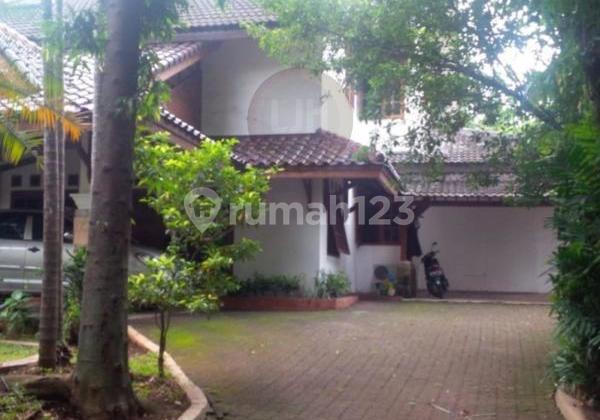Rumah dengan halaman luas di daerah Pasar Minggu Rumah dengan halaman luas di daerah Pasar Minggu