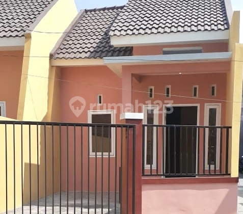 House by the Road Suitable for Business and Supports KPR in Gresik