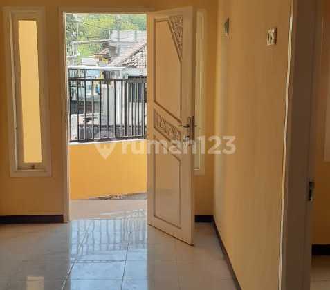 House by the Road Suitable for Business and Supports KPR in Gresik