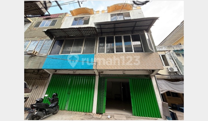 3-Story Shop House, Strategic Location in the Center of Surabaya City 3-Story Shop House, Strategic Location in the Center of Surabaya City