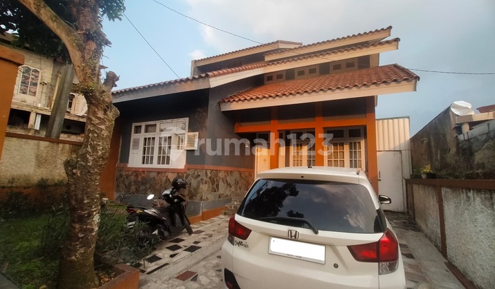 A Good, Strategically Located House by the Road in Ciuyah Permana, North Cimahi