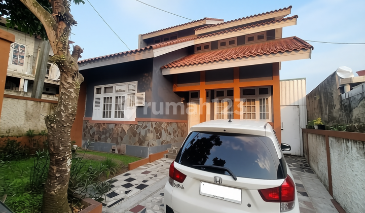 A Good, Strategically Located House by the Road in Ciuyah Permana, North Cimahi A Good, Strategically Located House by the Road in Ciuyah Permana, North Cimahi